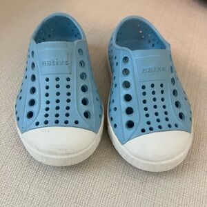 Native toddler shoes size 4